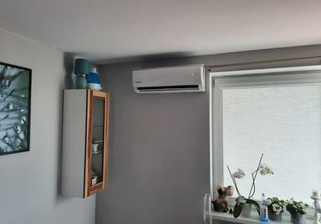 Klimatyzacja typu split zamontowana na ścianie